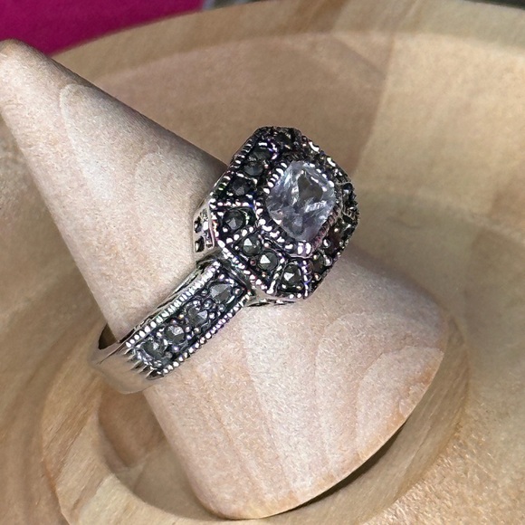 R3. Swarovski Crystal Vintage vibe Silver Engagement Ring - Picture 6 of 7